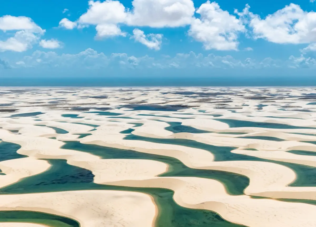 Vista aérea do campo de dunas com centenas de lagoas azuis