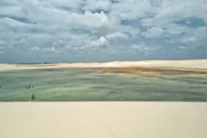 Dunas e lagoa vistas do trajeto para Barreirinhas